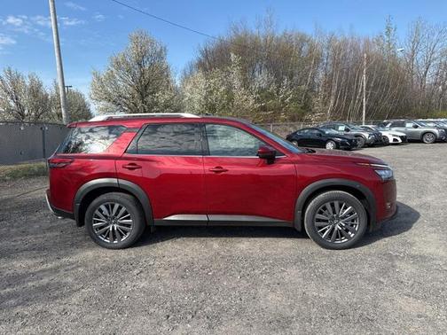 2025 Nissan Pathfinder SL 4WD