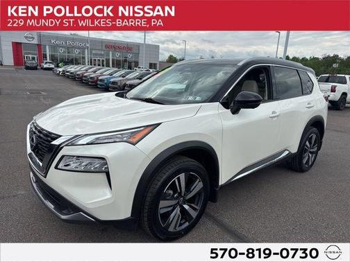Pearl White Tricoat/Super Black 2023 Nissan Rogue SL