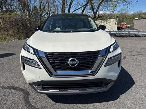 Pearl White Tricoat/Super Black 2023 Nissan Rogue SL