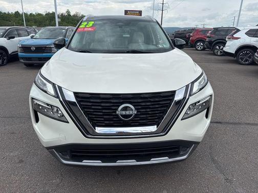 Pearl White Tricoat/Super Black 2023 Nissan Rogue SL