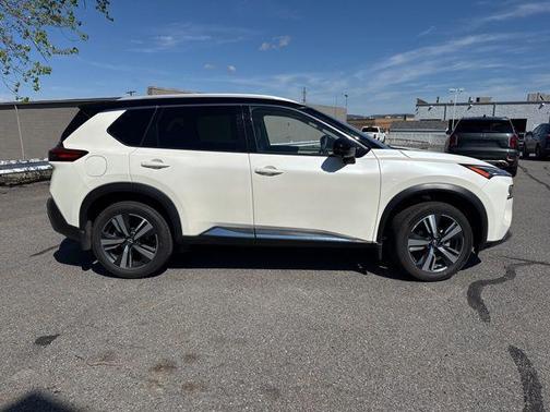 Pearl White Tricoat/Super Black 2023 Nissan Rogue SL
