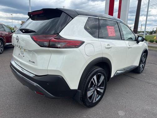 Pearl White Tricoat/Super Black 2023 Nissan Rogue SL