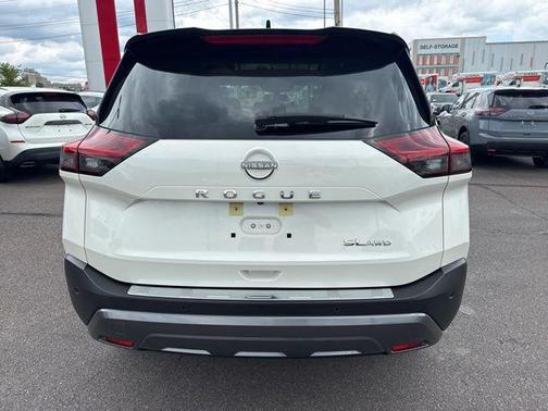 Pearl White Tricoat/Super Black 2023 Nissan Rogue SL