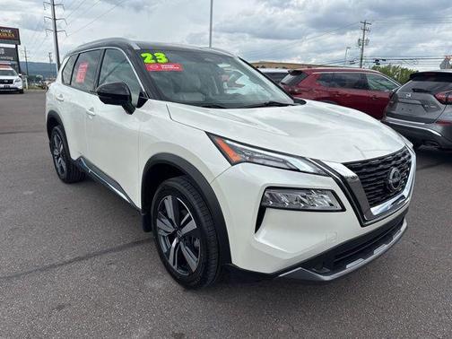 Pearl White Tricoat/Super Black 2023 Nissan Rogue SL