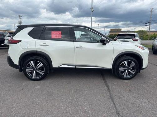 Pearl White Tricoat/Super Black 2023 Nissan Rogue SL