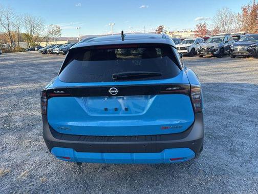 Arctic Ice Blue Metallic/Super Black 2026 Nissan Kicks SR