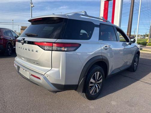 Brilliant Silver Metallic 2024 Nissan Pathfinder SL 4WD