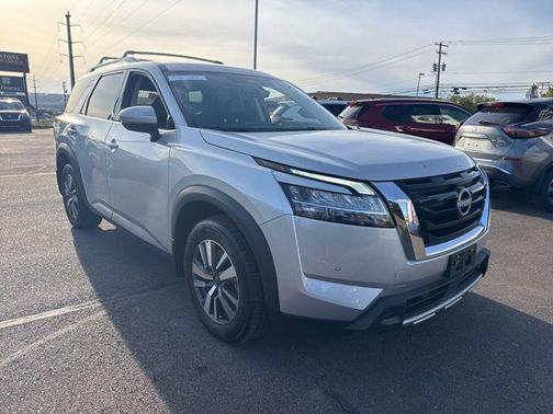 Brilliant Silver Metallic 2024 Nissan Pathfinder SL 4WD
