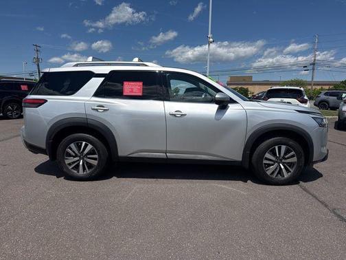 Brilliant Silver Metallic 2024 Nissan Pathfinder SL 4WD