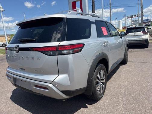 Brilliant Silver Metallic 2024 Nissan Pathfinder SL 4WD
