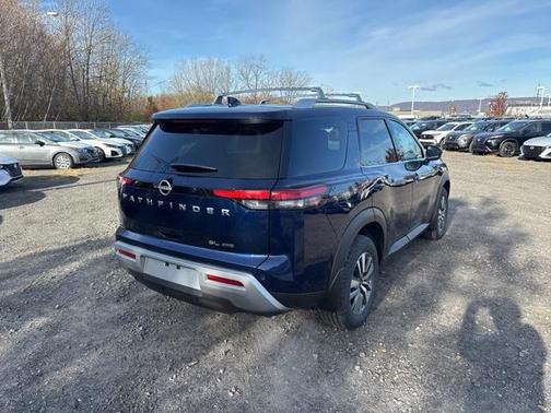 2025 Nissan Pathfinder SL 4WD