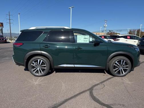 2025 Nissan Pathfinder Platinum 4WD
