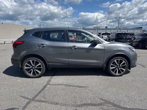 Gun Metallic 2017 Nissan Rogue Sport SL