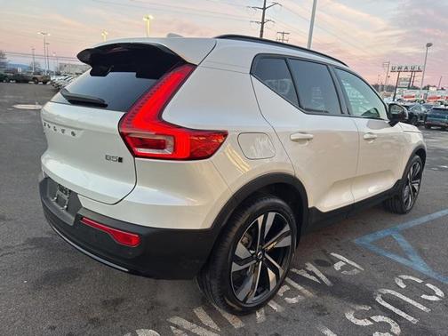 2024 Volvo XC40 B5 Plus Dark Theme
