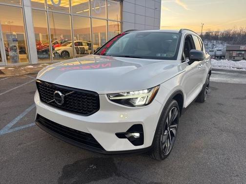 2024 Volvo XC40 B5 Plus Dark Theme