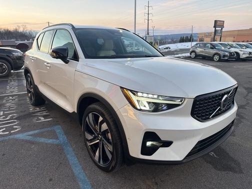 2024 Volvo XC40 B5 Plus Dark Theme