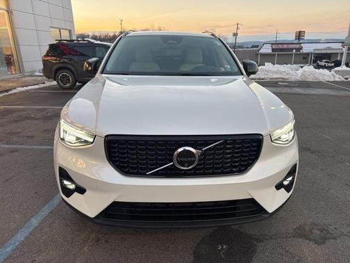 2024 Volvo XC40 B5 Plus Dark Theme
