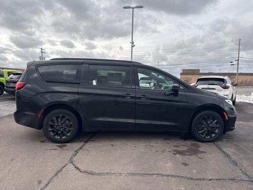 2021 Chrysler Pacifica Touring AWD