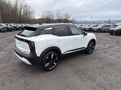 Aspen White Tricoat/Super Black 2026 Nissan Kicks SR
