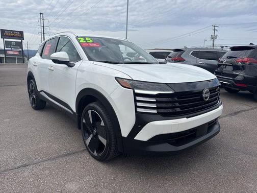 Aspen White Tricoat 2025 Nissan Kicks SR