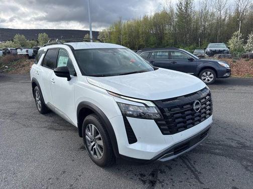 Everest White Pearl Tricoat 2026 Nissan Pathfinder SL