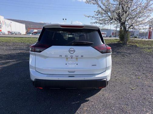 Everest White Pearl Tricoat 2026 Nissan Rogue SV