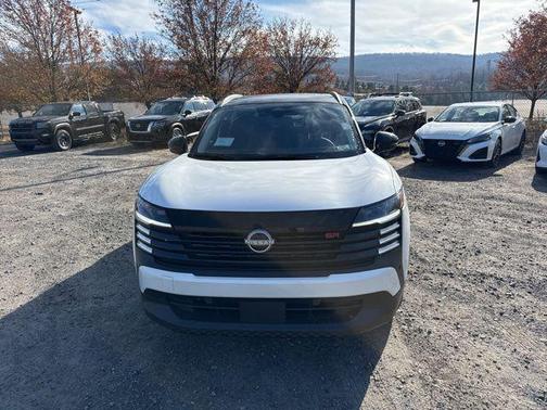 Aspen White Tricoat/Super Black 2026 Nissan Kicks SR