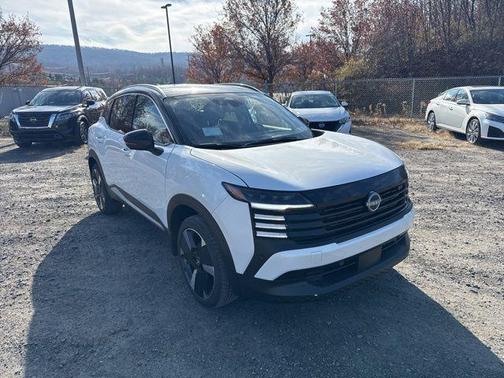 Aspen White Tricoat/Super Black 2026 Nissan Kicks SR