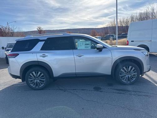 2025 Nissan Pathfinder SL 4WD