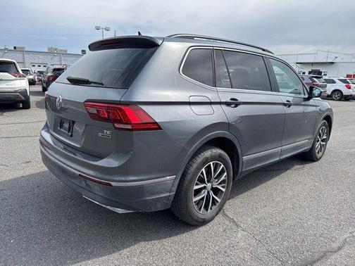 Platinum Gray Metallic 2018 Volkswagen Tiguan 2.0T SE 4MOTION