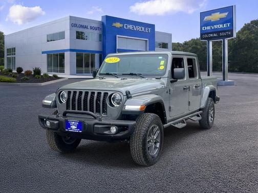 Sting-Gray Clearcoat 2023 Jeep Gladiator Freedom 4x4