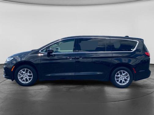 Brilliant Black Crystal Pearlcoat 2023 Chrysler Pacifica Touring-L