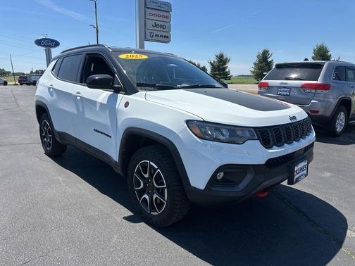 Bright White Clearcoat 2025 Jeep Compass Trailhawk