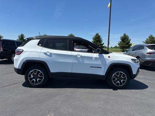 Bright White Clearcoat 2025 Jeep Compass Trailhawk