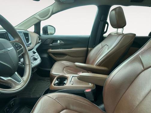 Dark Cordovan Pearlcoat 2017 Chrysler Pacifica Limited