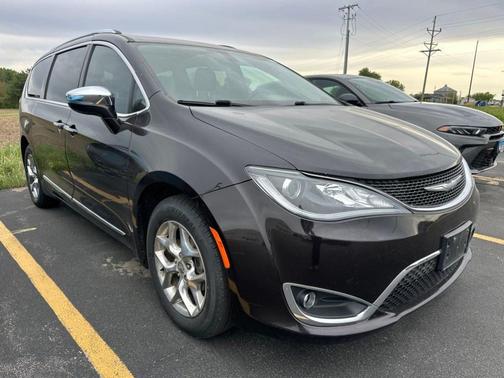 Dark Cordovan Pearlcoat 2017 Chrysler Pacifica Limited