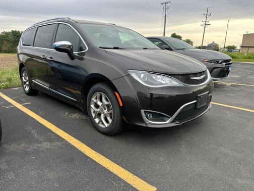 Dark Cordovan Pearlcoat 2017 Chrysler Pacifica Limited