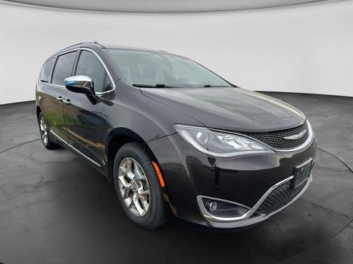 Dark Cordovan Pearlcoat 2017 Chrysler Pacifica Limited
