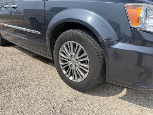 2014 Chrysler Town & Country Touring-L