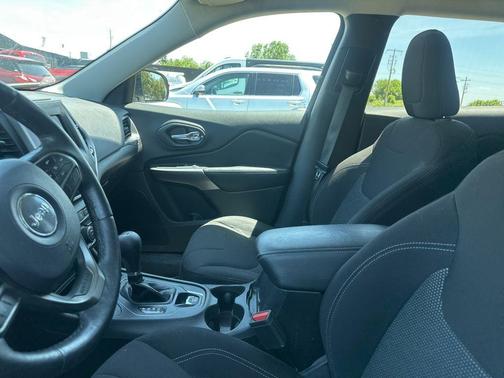 Bright White Clearcoat 2019 Jeep Cherokee Latitude
