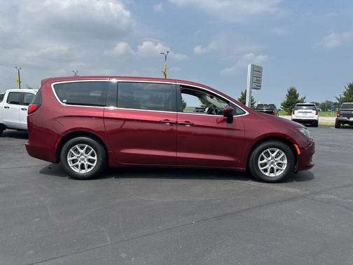2023 Chrysler Voyager LX