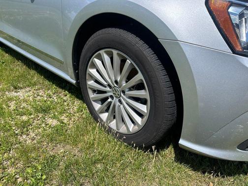 Reflex Silver Metallic 2016 Volkswagen Passat 1.8T SE