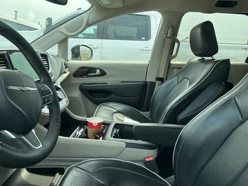 Granite Crystal Clearcoat Metallic 2023 Chrysler Pacifica Limited