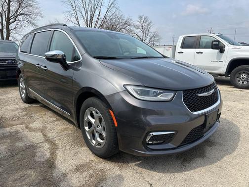 Granite Crystal Clearcoat Metallic 2023 Chrysler Pacifica Limited