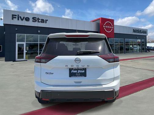 Everest White Pearl Tricoat 2026 Nissan Rogue SV