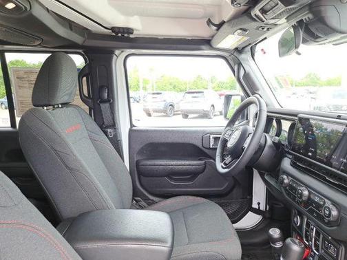 Bright White Clearcoat 2025 Jeep Gladiator Rubicon