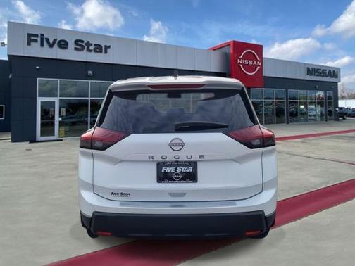 Everest White Pearl Tricoat 2026 Nissan Rogue SV