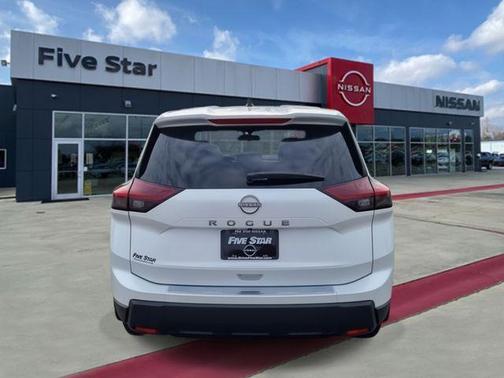 Everest White Pearl Tricoat 2026 Nissan Rogue SV