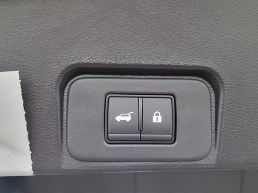 Everest White Pearl Tricoat 2026 Nissan Rogue SV
