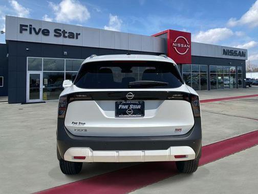Aspen White Tricoat 2026 Nissan Kicks SR